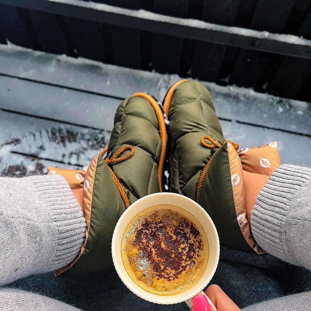 Olive Flufi&eacute; down boots on a snowy step
